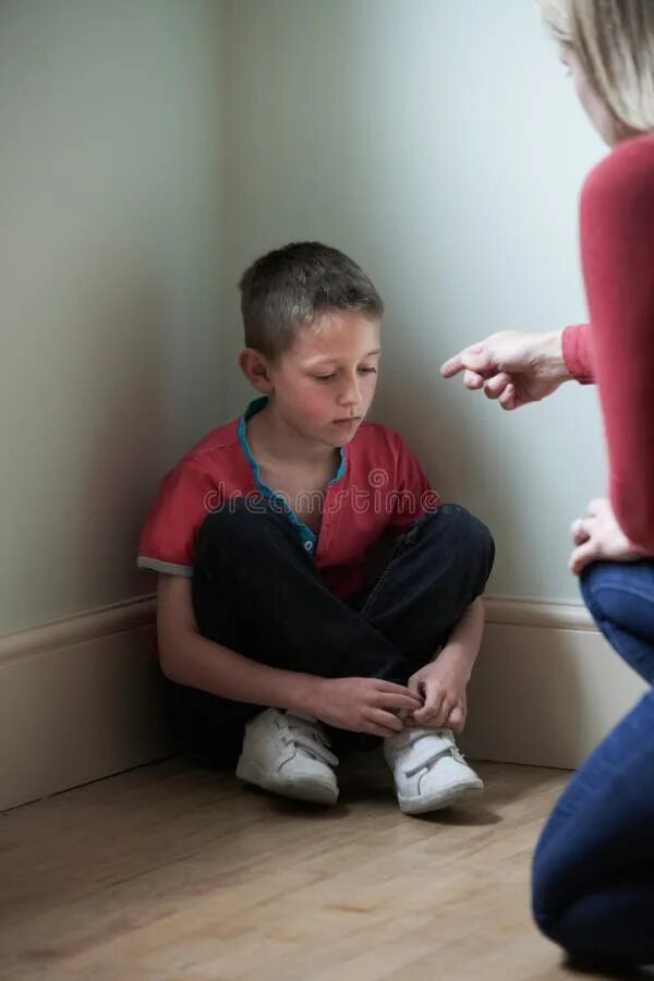 Родители и дети. Жестокость родителей к детям. Насилие над детьми в детских домах. Унижение сына. Женщина ругает ребенка.