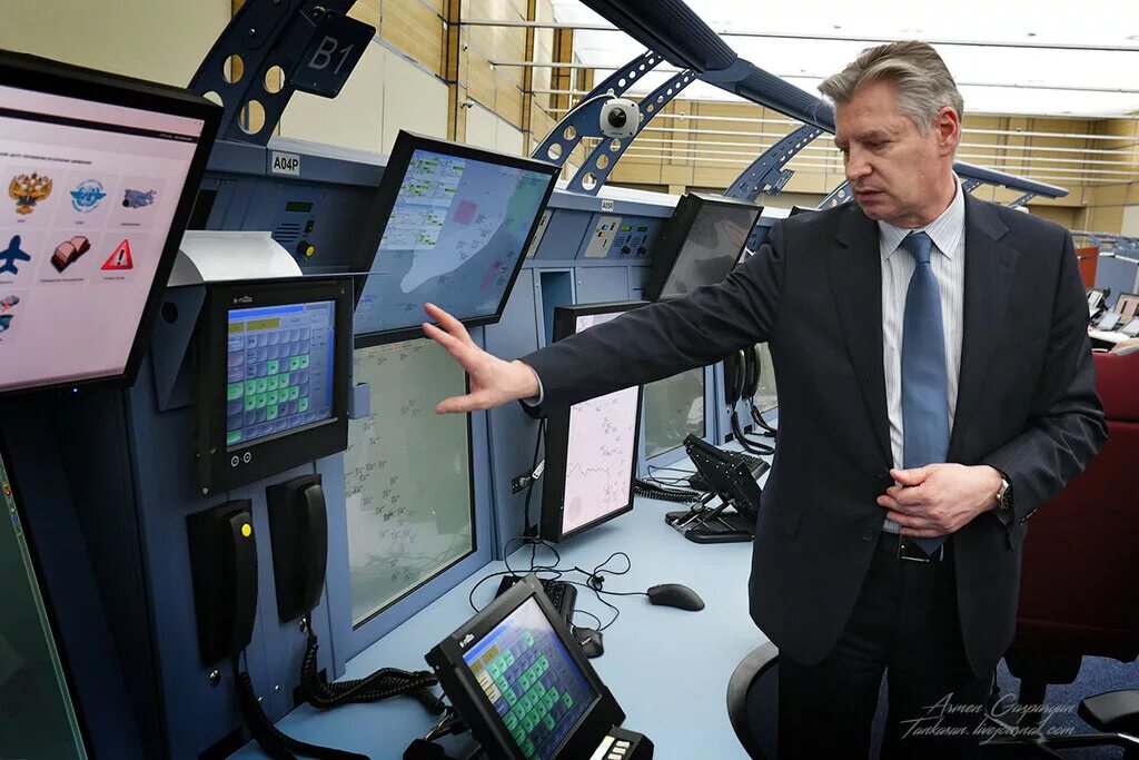 Квс а320. Пилот профессия. Airbus a380 кабина. Летчик управляющий самолетом. Летчик в самолете.