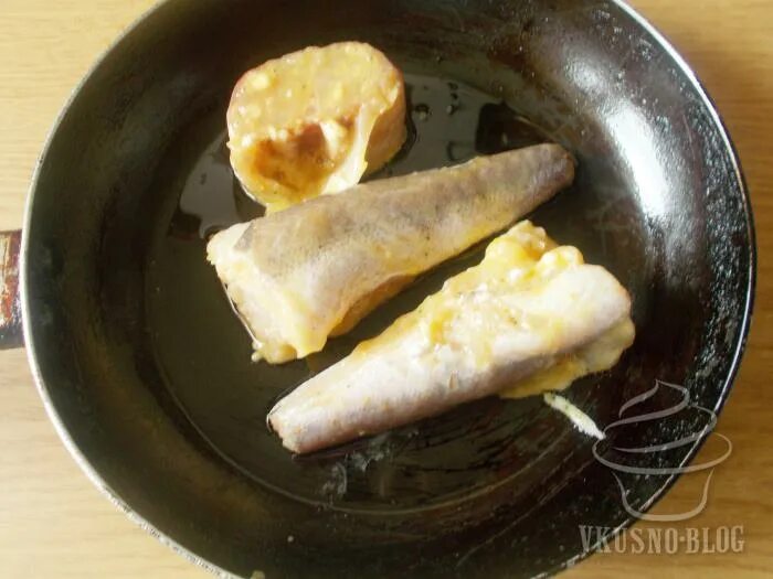 хек жареный на сковороде. кляр для рыбы минтай. филе минтая жареное в кляре. хек жареный в кляре. хек в панировке ужин.