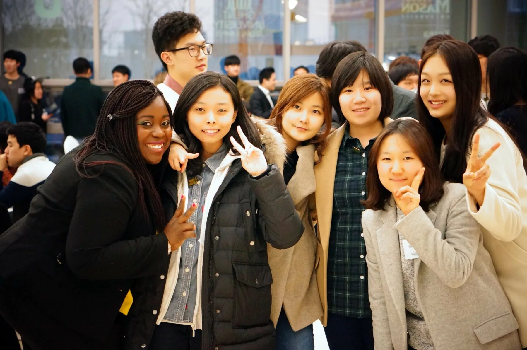 Korean students. Студенты в Корее. Иностранцы в Корее. Студенты корейцы. Корейцы и иностранцы.