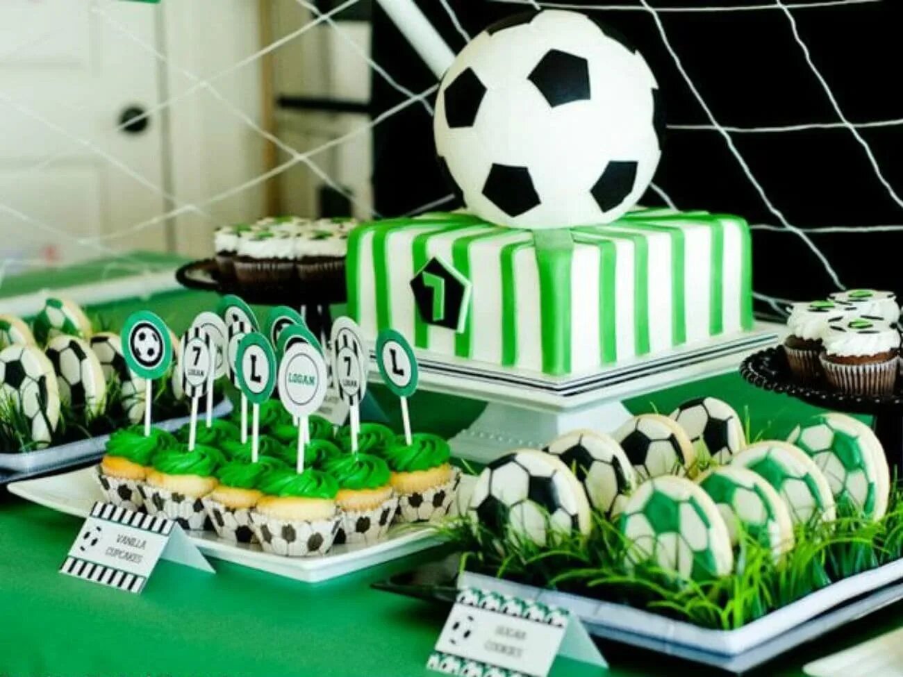 Футбольная тематика. Торт с футбольной тематикой. Торт в стиле футбол для мальчика. День рождения в футбольном стиле.