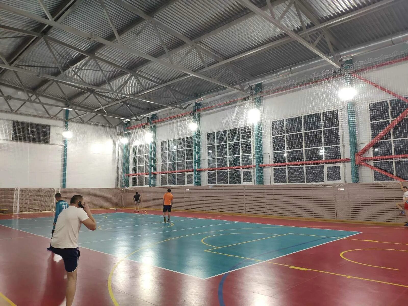 Спортивная 7 б. Спортивный комплекс Усады. Спорткомплекс Усады Лаишевский. Спортзал спорткомплекс. Спортивный комплекс внутри.