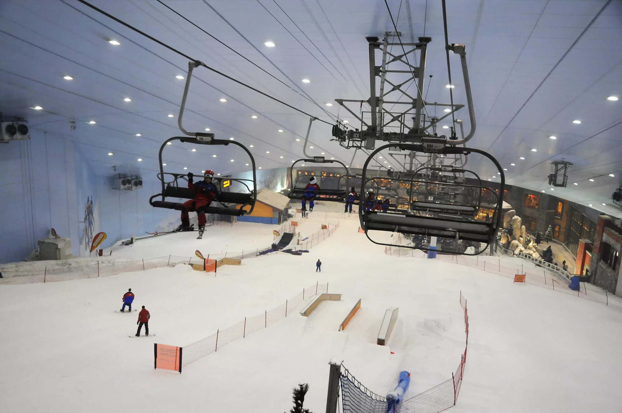 Дубай горнолыжный. Ski Dubai Дубай. Горнолыжный комплекс Ski Dubai. Скай Дубай Ski Dubai. Горнолыжный склон в Дубае.