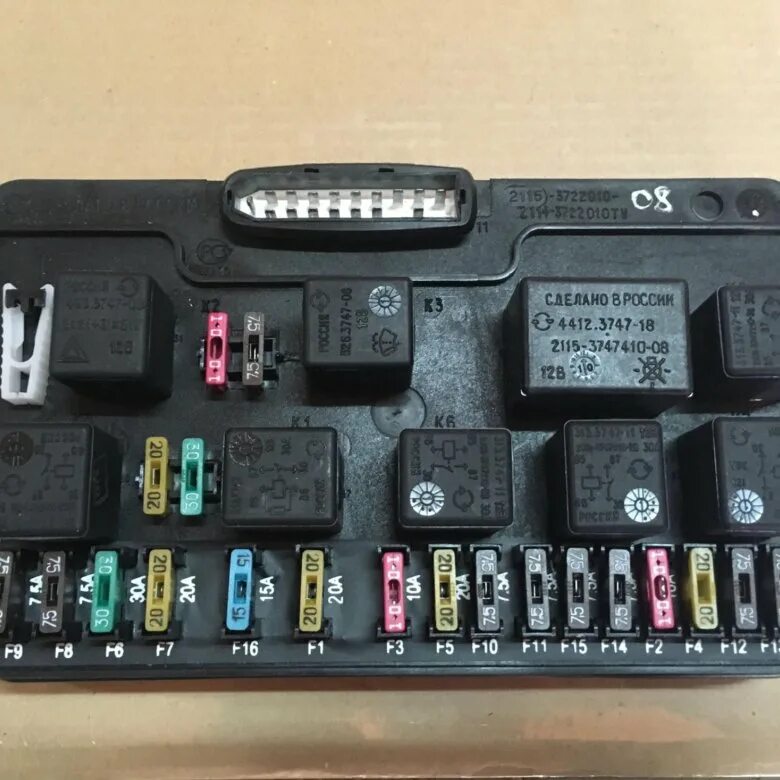 Предохранители ваз 2114 8 клапанов. Монтажный блок ВАЗ 2114. Блок предов 2114. Монтажный блок к1 ВАЗ 2114. Монтажный блок ВАЗ 2115.