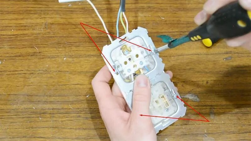 Выключатель с розеткой в одном корпусе подключение. Блок розетка с двойным выключателем как подключить. подключить блок выключателей с розеткой. комбинированный блок выключатель одноклавишный и 2 розетки. подключить одноклавишный выключатель и розетку в 1 корпусе.