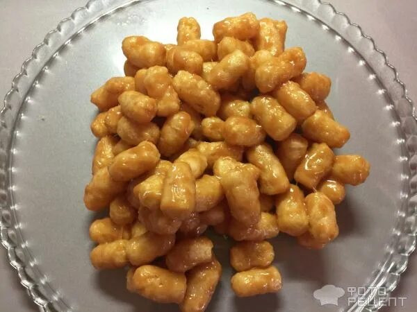 Колбаска из ирисок и кукурузных палочек рецепт с фото. Чак чак муравейник. Кукурузные палочки с ирисками рецепт. Чак чак с кукурузными палочками и ирисками. Чак-чак медовая горка.