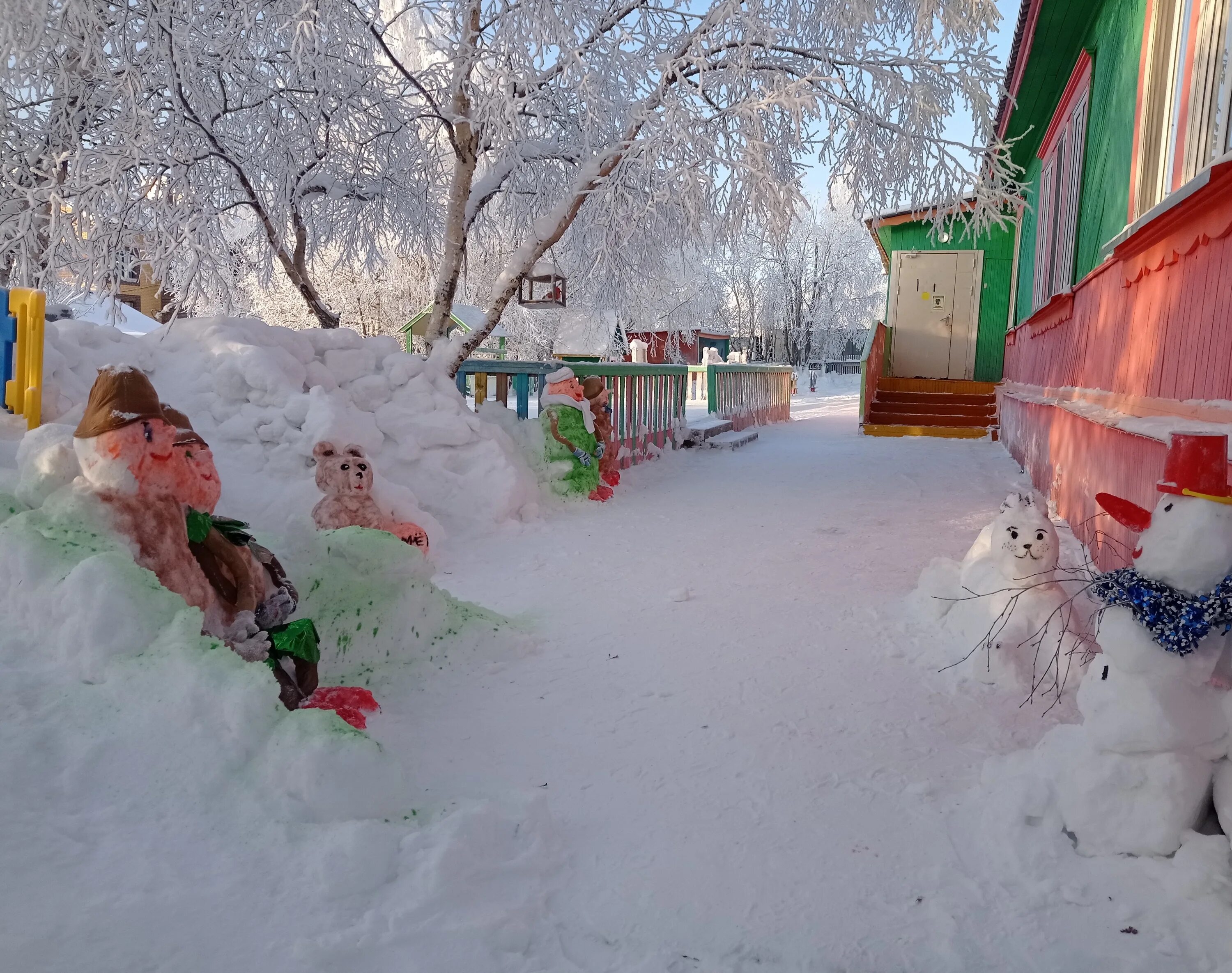 Расскажи городку. Снежный городок в детском саду. Снежки для детского сада. Дети на снегу в садике. Снежные фигуры Эколята в детском саду.