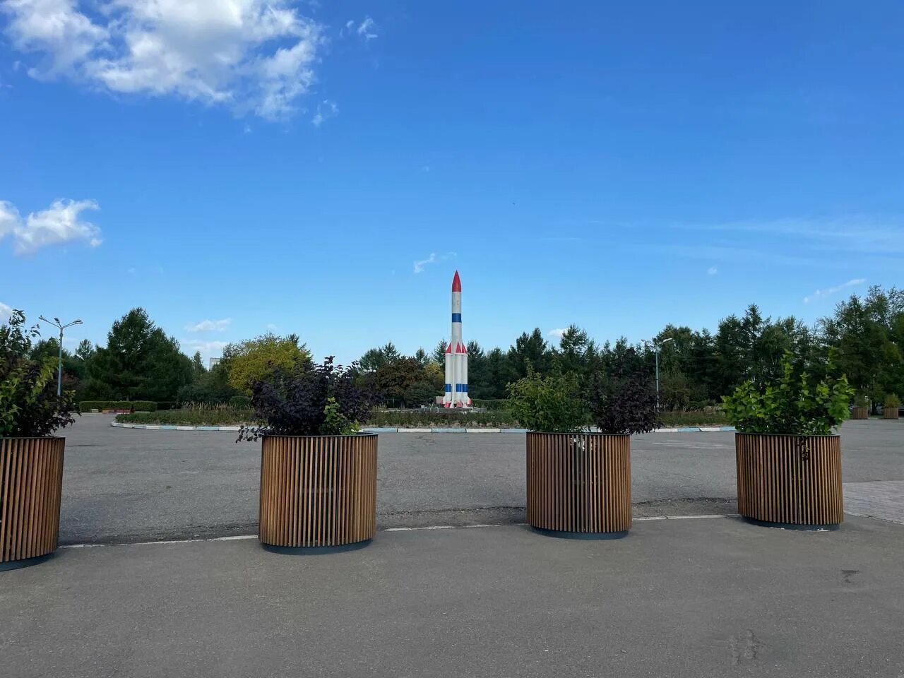 Сквер космонавтов. Ракета в сквере космонавтов. парк революции. парк победы красноярск.