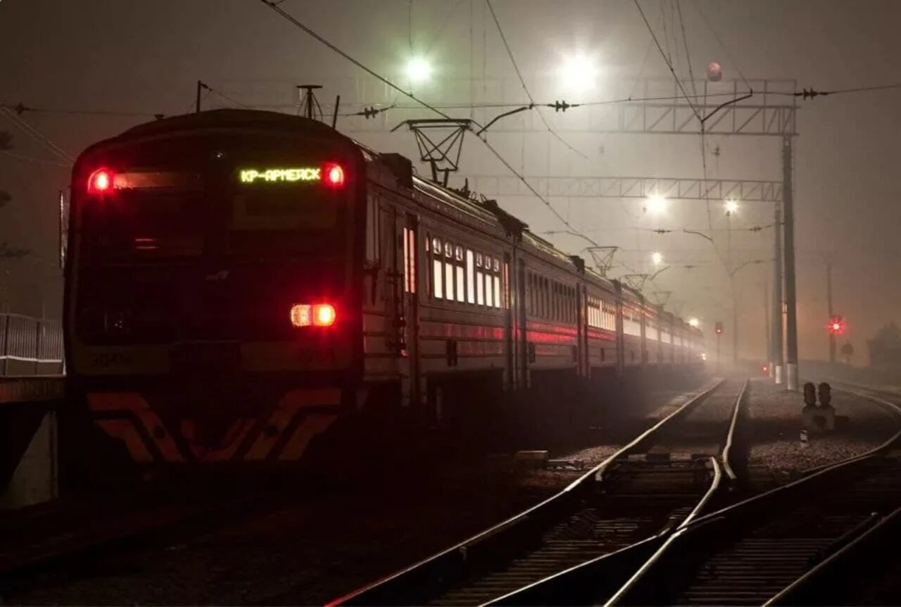 Поезд в темноте. Красноармейск станция эд4м. Ночной поезд. Поезд ночью.