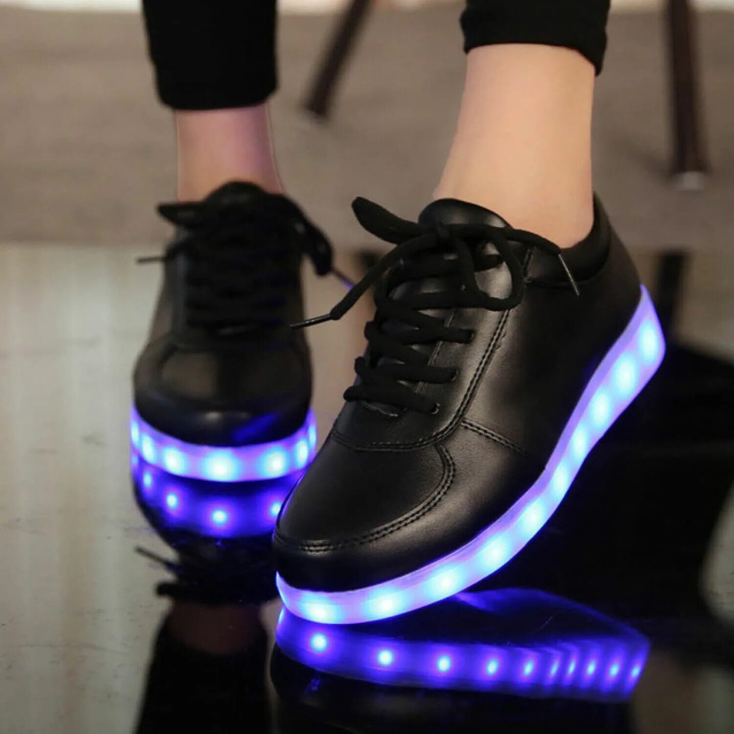 Кроссовки со светящейся подошвой. Светящиеся кроссовки женские. Туфли со светящейся подошвой. Черные кроссовки для девочек. Кроссовки 14 лет