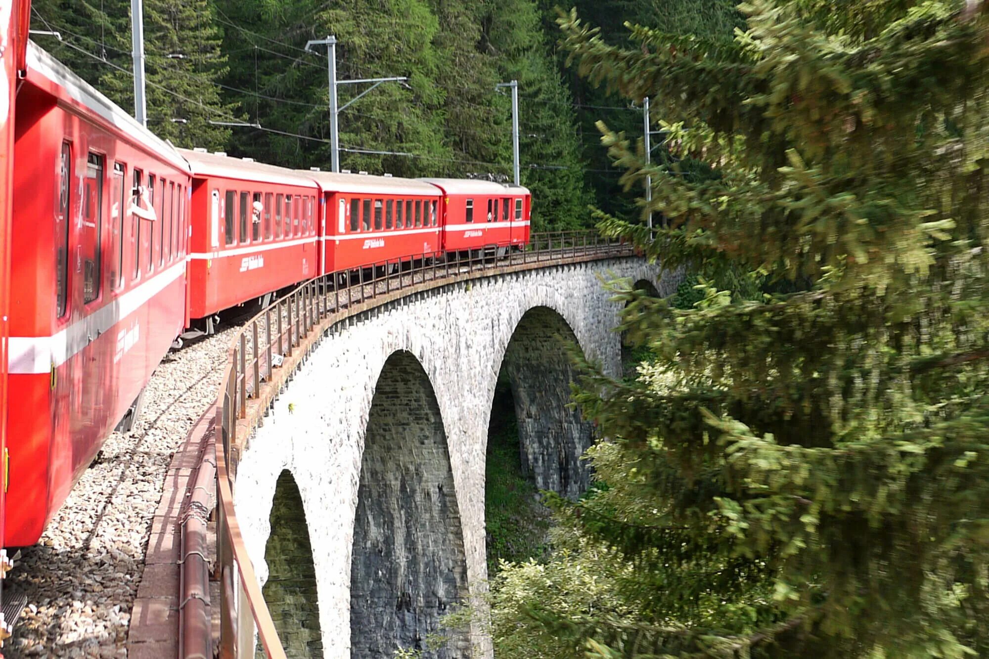 Trainline express. Бернина экспресс. bernina express train. бернина экспресс швейцария. красный поезд.