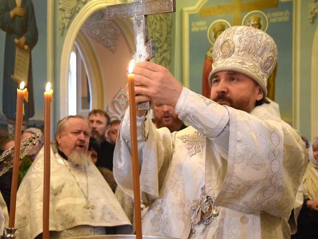 Во сколько начинается праздник крещение. С крещением господним 19 января. крещение господне праздник в храме. крещение богослужение. служба в церкви.