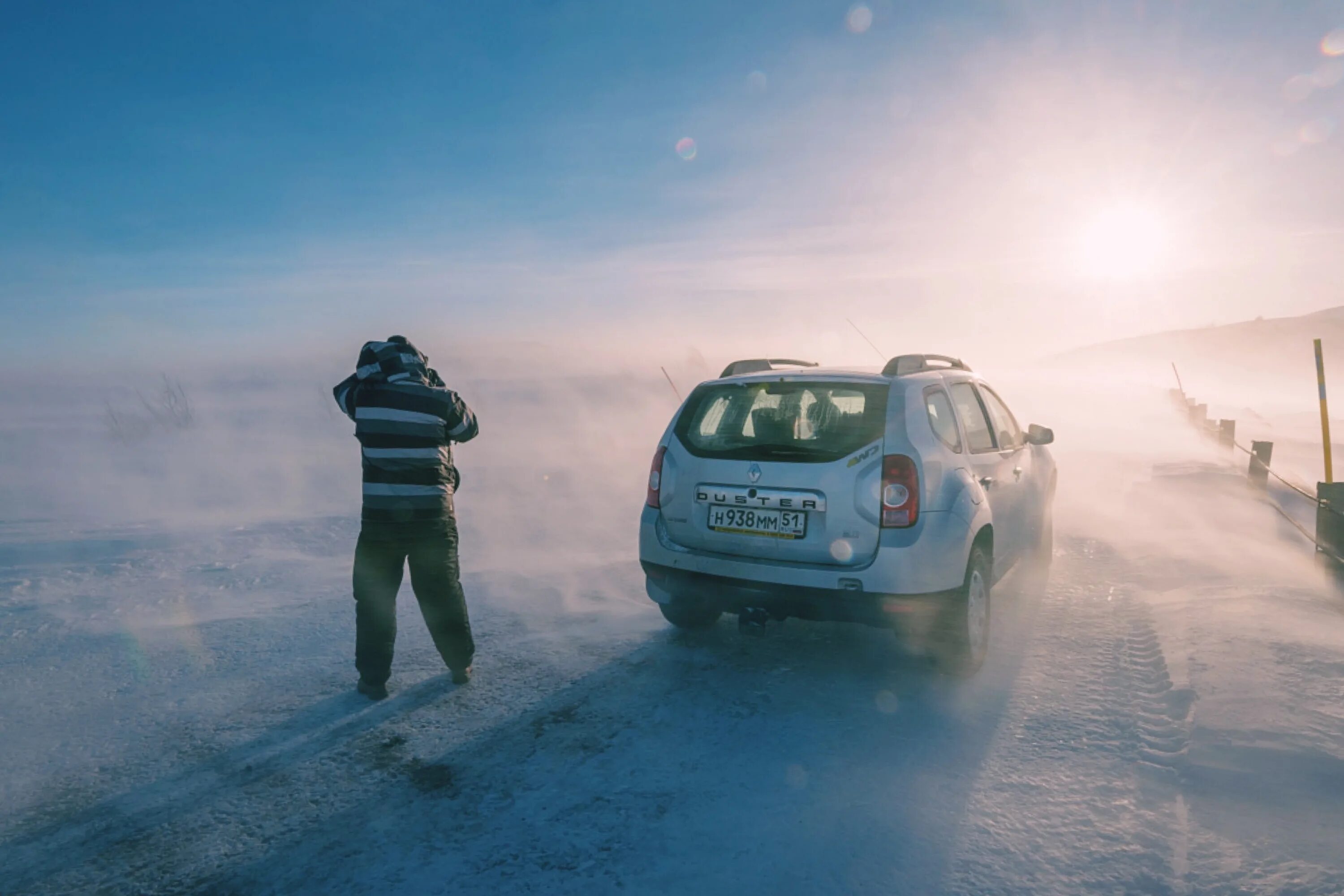 Cold car. Машина на зимней дороге. Дорога зимой на машине. Путешествие на автомобиле зимой. Машина на зимней трассе.