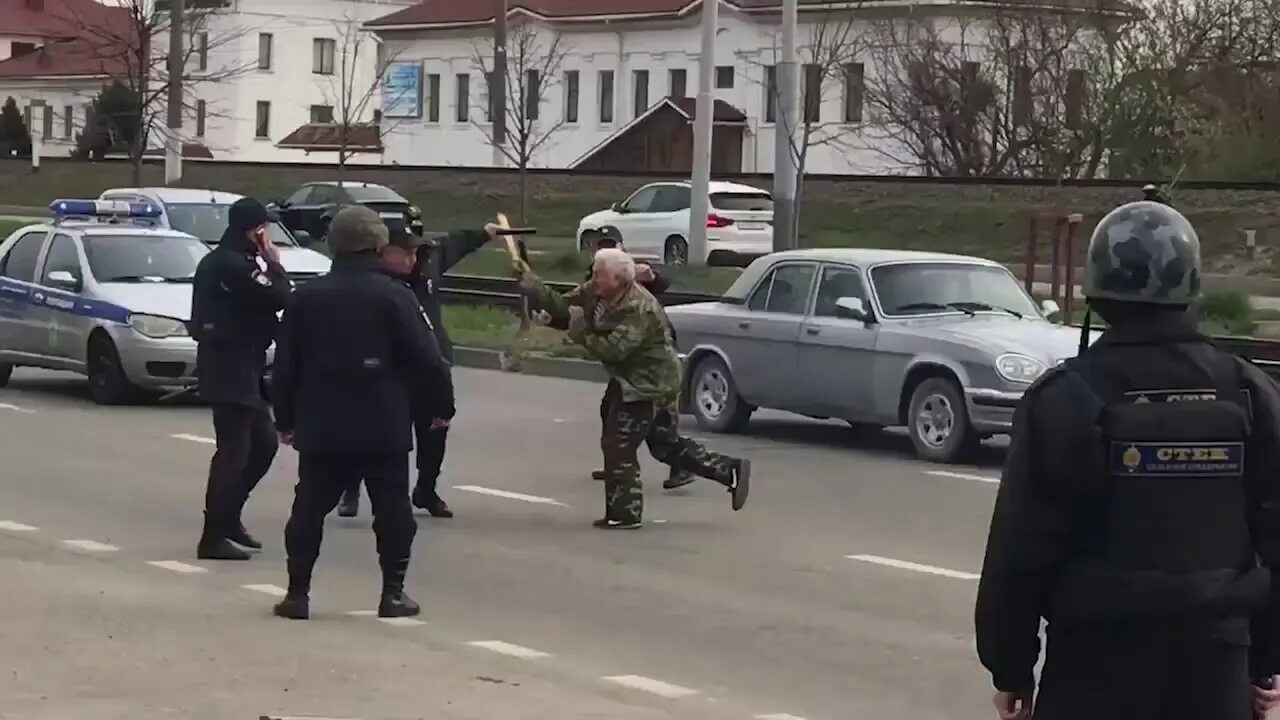 Ст нападение. Палка специальная МВД. Задержание с использованием палки специальной сотрудниками полиции. Способы задержания палкой специальной МВД. Способы задержания резиновой палкой.