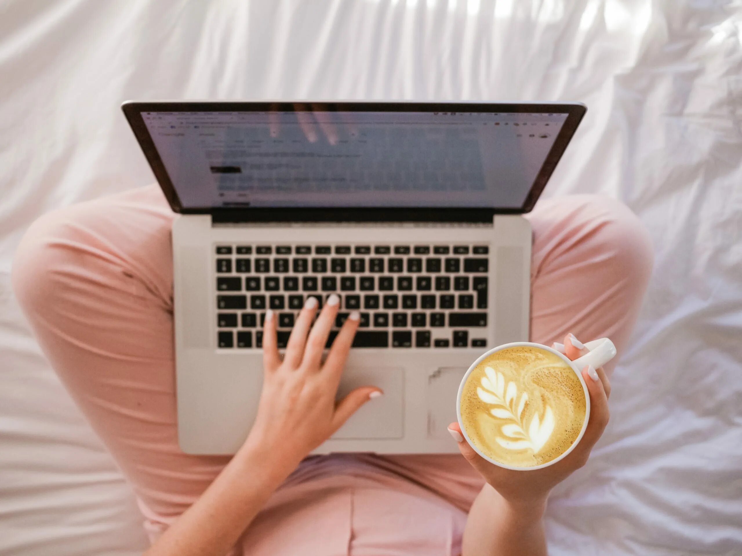 Как называется работа в интернете. Удаленная работа. красивый ноутбук. удаленная работа в интернете. работа удаленно.