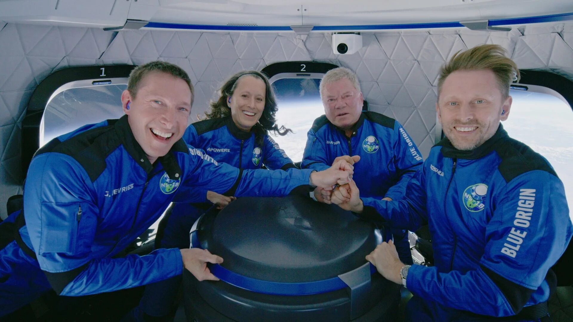 Первый робот побывавший в космосе 6. Вильям шатнер в космосе. william shatner 2025. уильям шетнер полетит в космос. глен де врис.