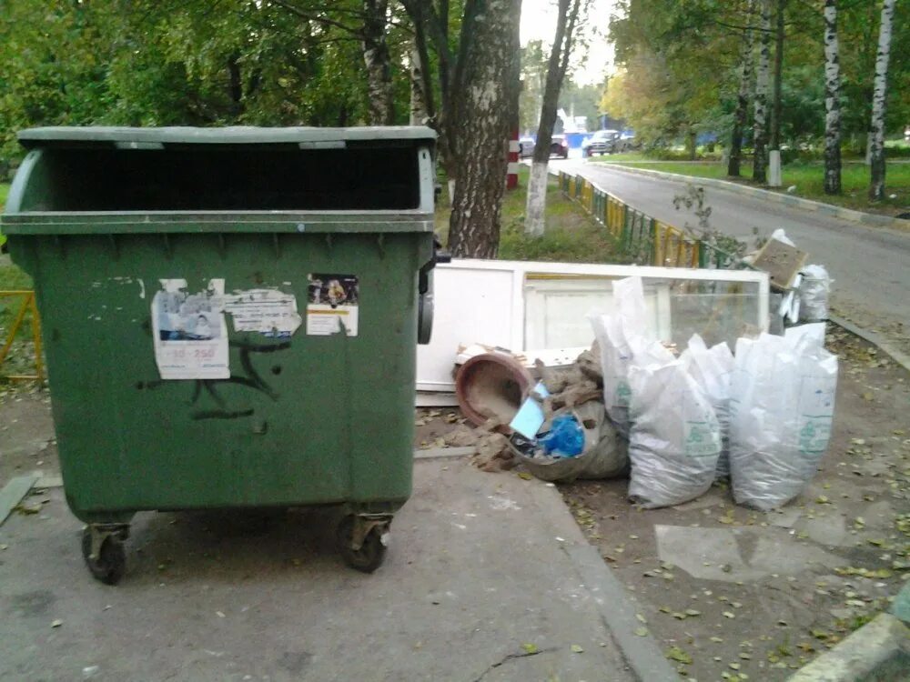 Свалка контейнеров. Фон мусорки. Мусорный бак грязный. Мусорные баки помойка. Мусорка.