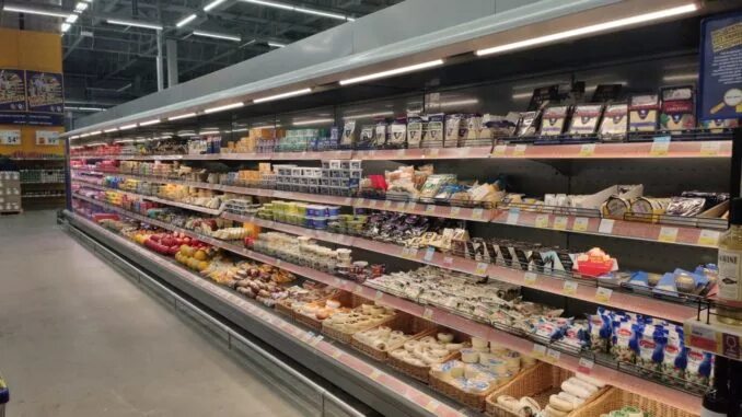 Товар остался в магазине. Выбор шампуня. Товар остался в магазине. Продукты в супермаркете. Товар остался в магазине.