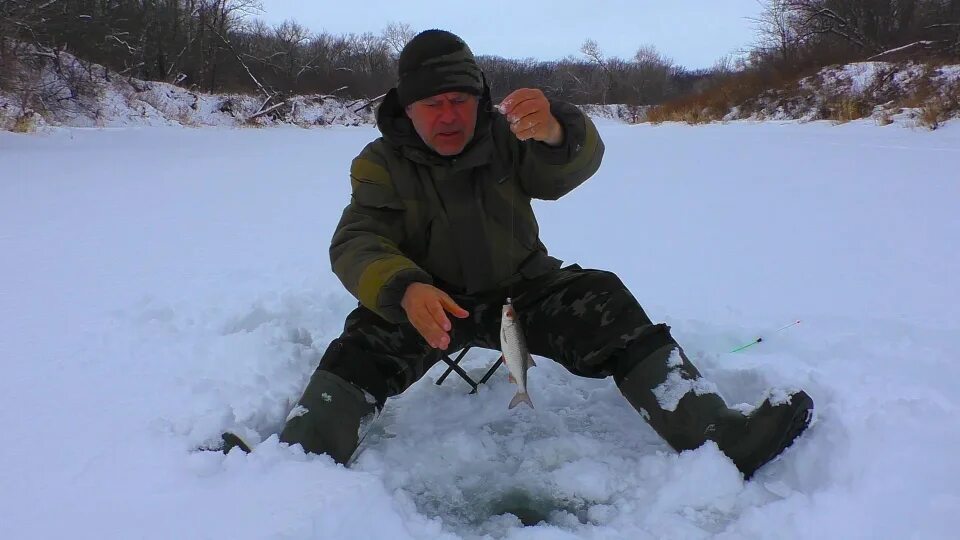 Февраль рыбалка на реке. Утро рыбалка зима. Рыбалка в феврале. Ловля хариуса в марте на малых реках. Рыбалка на реке.