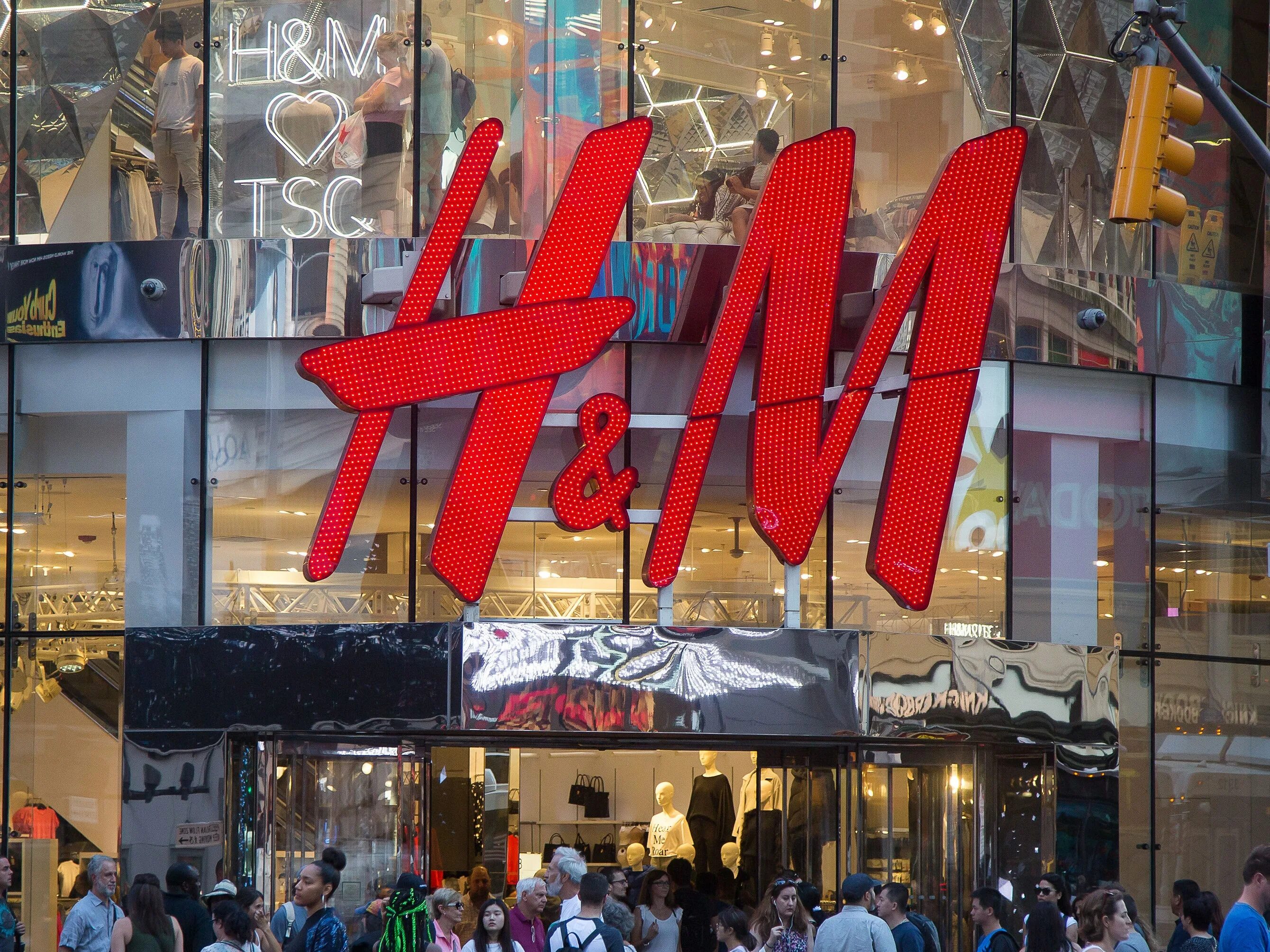 H&M. M.A.S.H.. Театр h&m. H and m в Тайланде.