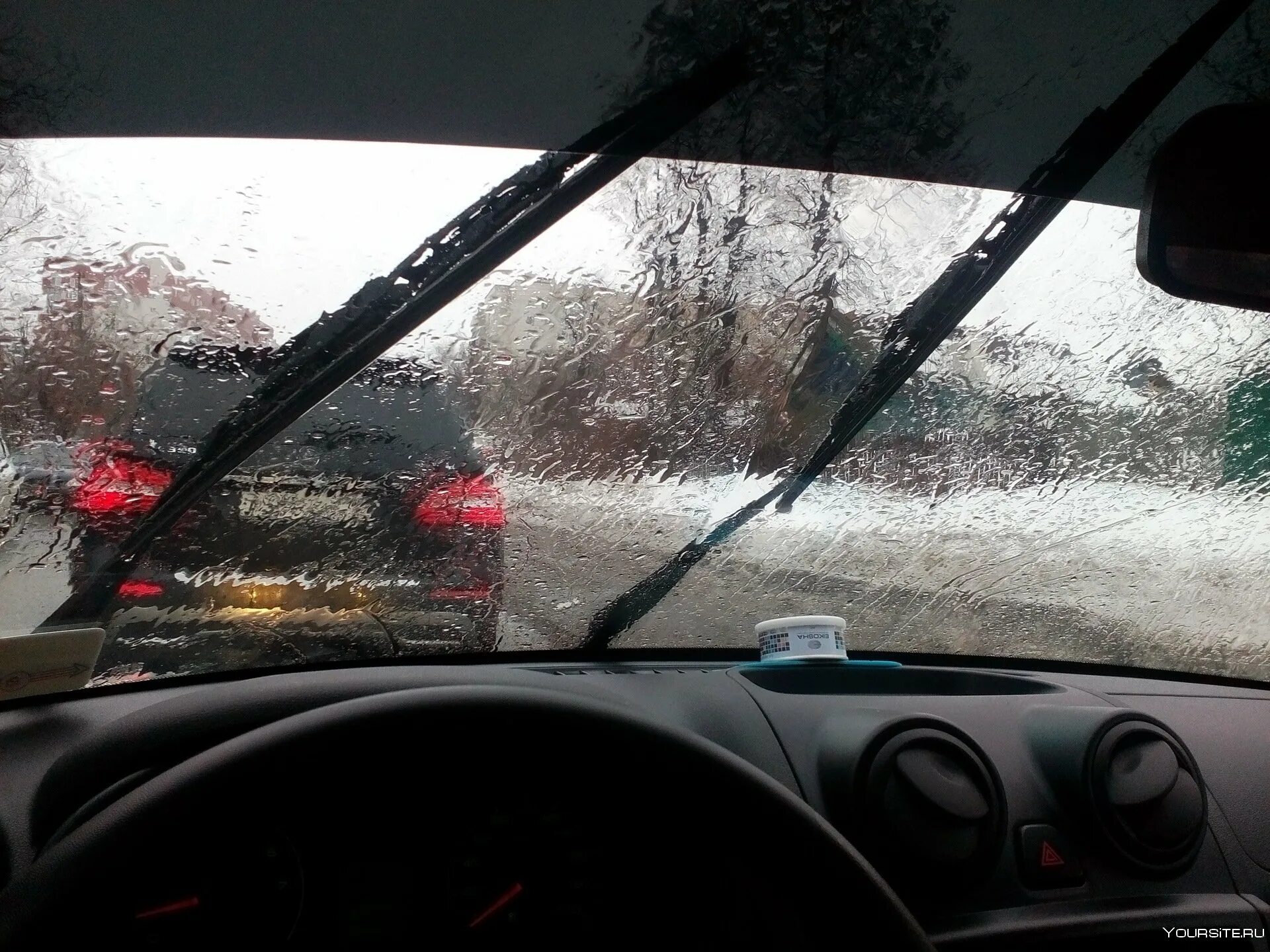 Хорошо в машине в дождь. Езда на автомобиле в ливень. Дождь за рулем автомобиля. За рулем в ливень. За рулем Приоры в дождь.