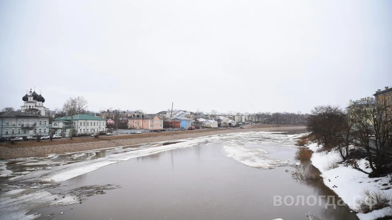 Уровень воды в вологде сегодня. Вологда река сейчас. Паводок фото. Половодье фото. Наводнения в России.