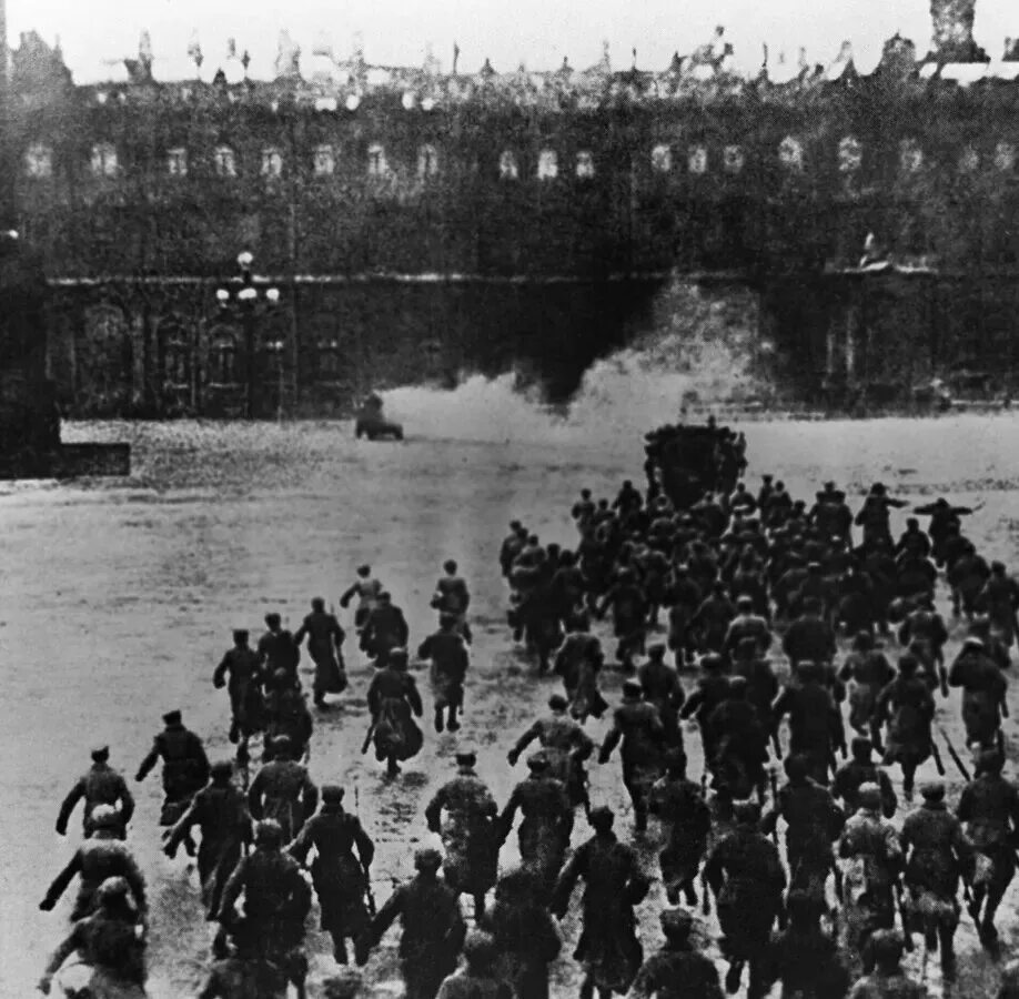 Сигналом к штурму зимнего дворца послужил. Штурм зимнего дворца 1917. штурм зимнего дворца в петрограде. петроград 1917 зимний дворец. революция 1917 штурм зимнего дворца.
