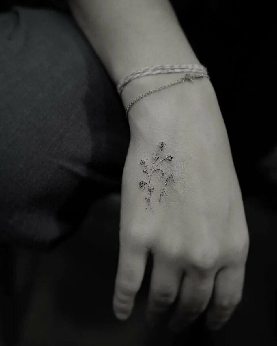 Тату на запястье для девушек. Тату на запястье со смыслом для девушек. Небольшие тату для девушек на руке. Маленькие тату для девушек. Тату над запястьем для девушек.