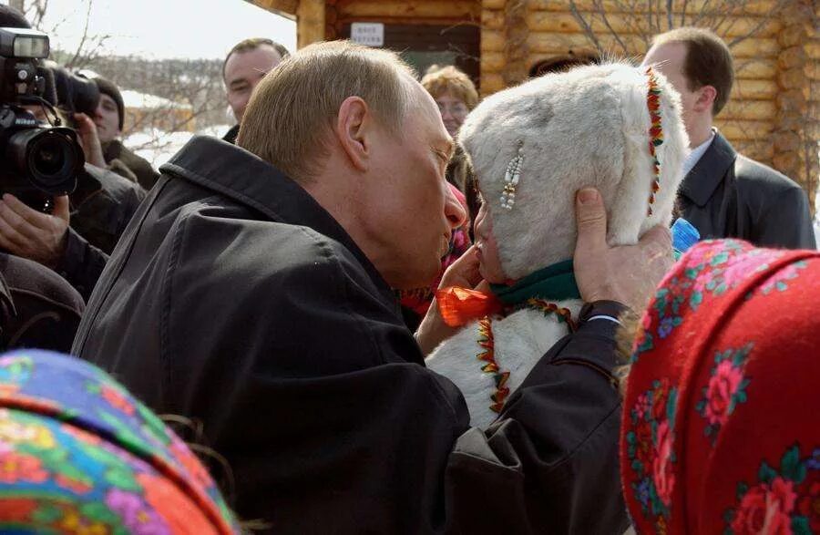 Путина целуют. Поцелуй мальчика в живот путиным