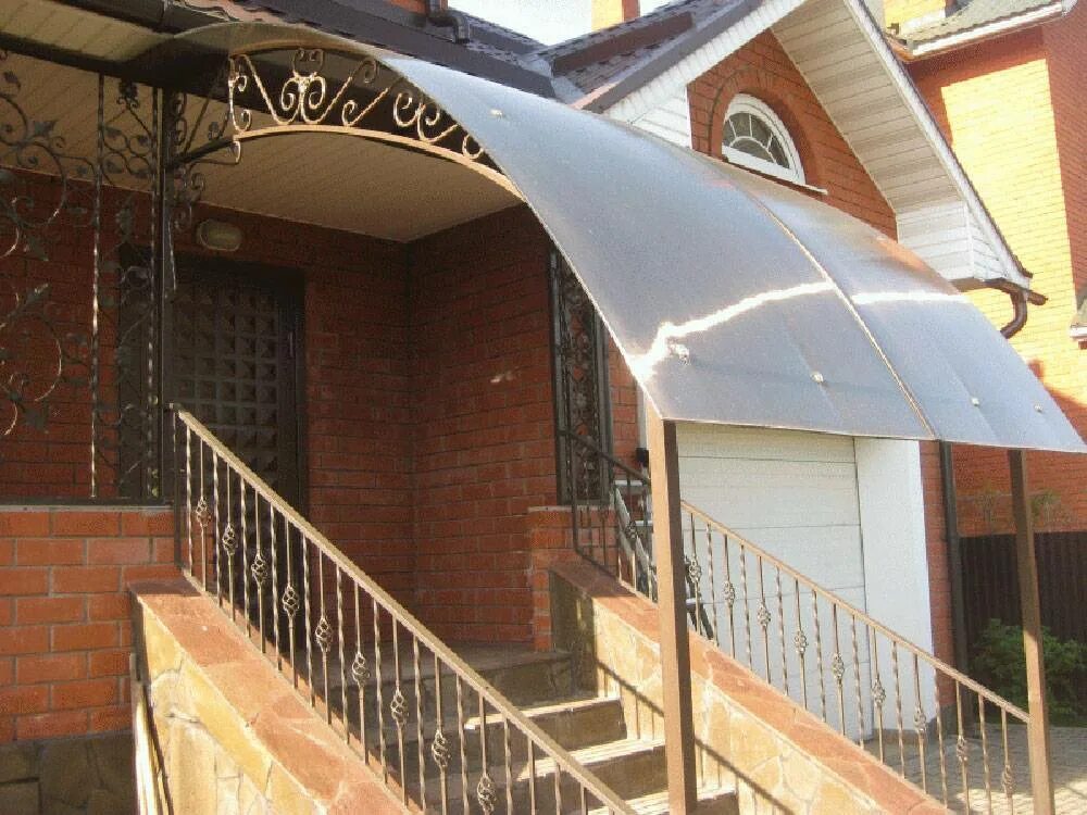 Патио пергола крыльцо. Навес для крыльца частного дома своими руками. Козырек для крыльца. Деревянное крыльцо с козырьком. Красивый козырек над крыльцом.