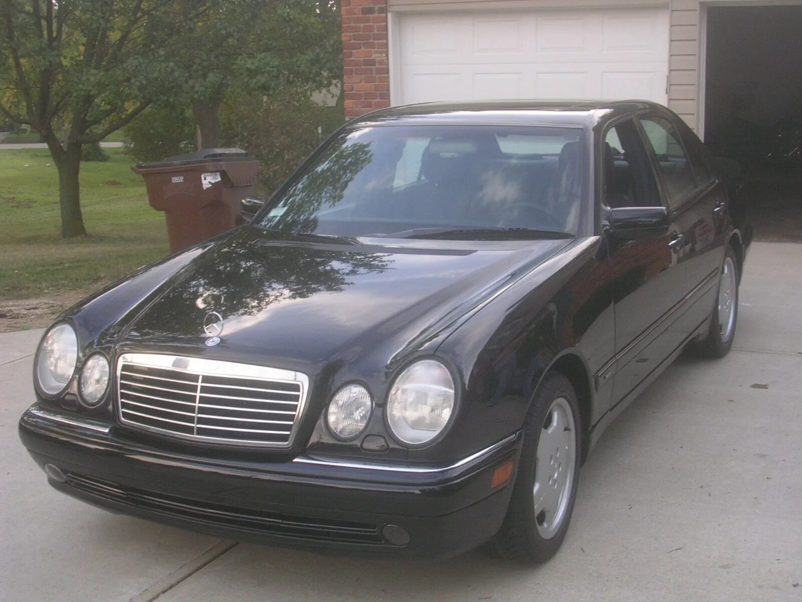 Мерседес 210 багажник. Мерседес е 1997 года. Mercedes w210. Мерседес е 1997 года. Мерседес бенц е230 1997.