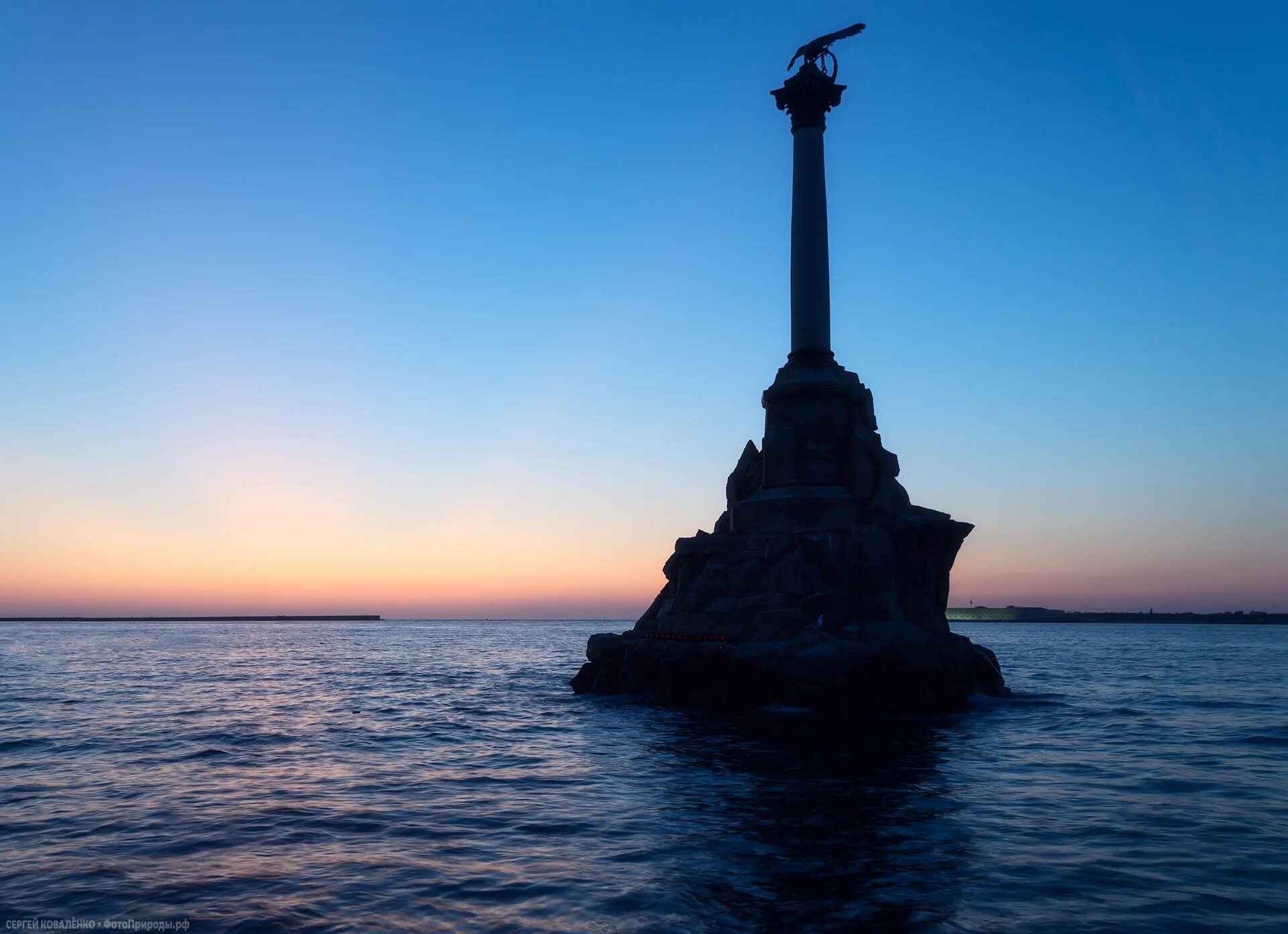 Затопленный севастополь фото. Затопленный севастополь фото. Затопленный севастополь фото. Севастопольский коньяк памятник затопленным кораблям. Затопленный севастополь фото.