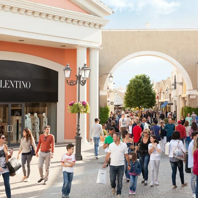 Кастель романо. Лацио castel romano designer outlet. Европейский аутлет. Кастель романо. Casteel romano аутлет ifnk.