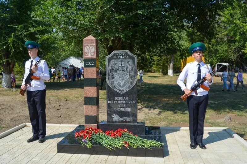 Акбулак памятник пограничникам. Памятник воинам пограничникам. Памятник пограничникам всех поколений. Открытие обелиска воинам пограничникам. Новости акбулака оренбургской области