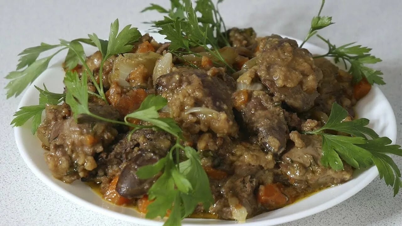 Куриная печень с луком и морковью. Тушёная куриная печень с луком. Печень куриная жареная с луком и морковью на сковороде. Куриная печень жареная с луком и морковью.