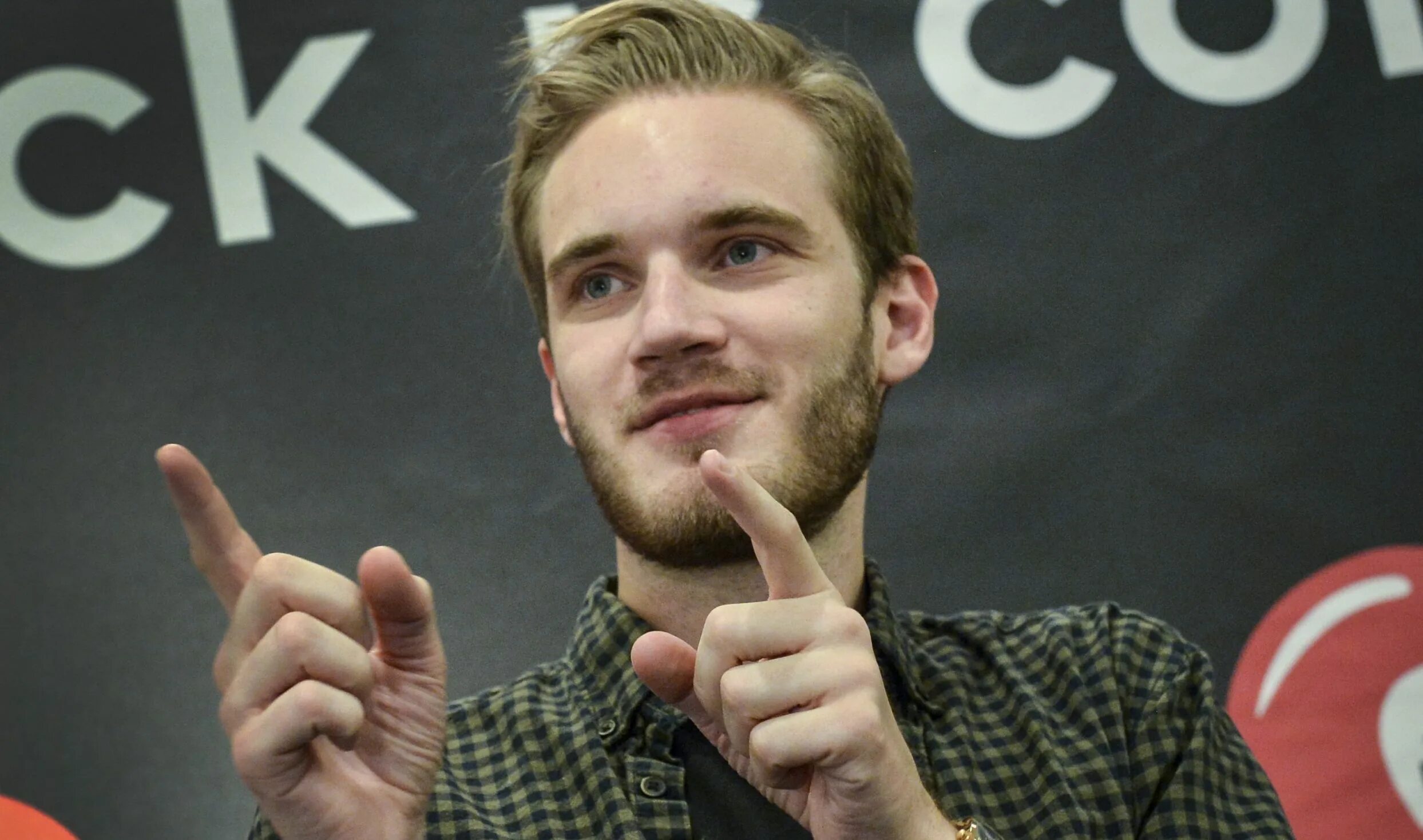 Самый богатый блоггер ютуба. ПЬЮДИПАЙ. Блоггер ПЬЮДИПАЙ. PEWDIEPIE Швед?.