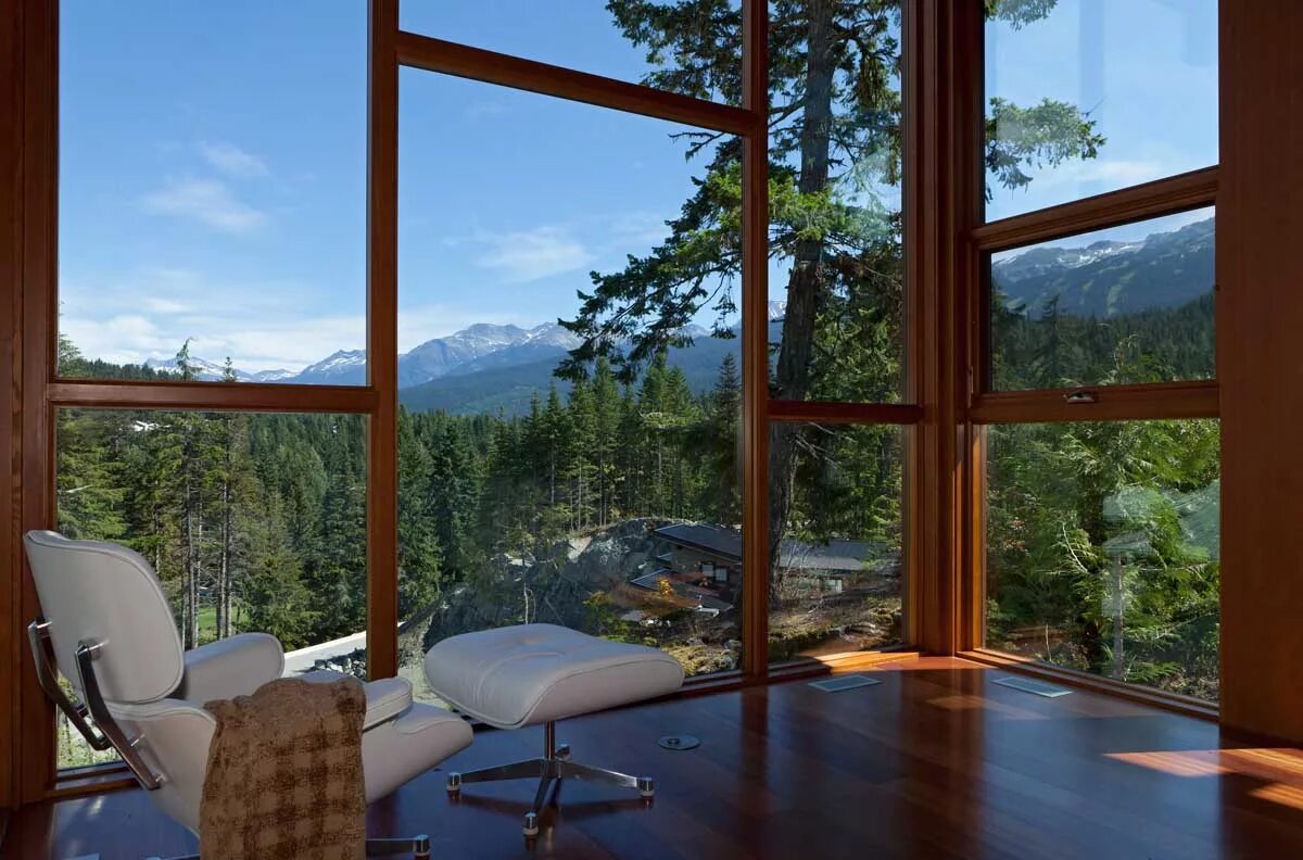 Окна холм. Вид из панорамного окна. Дом с панорамными окнами. Домик в горах с панорамным видом. Домики с панорамным видом в лесу.