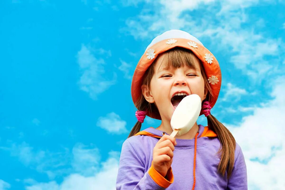 Эскимо для детей. Дети едят мороженое. Ребенок с мороженым. Ребенок ест эскимо. Девочка эскимо