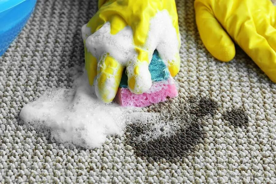 Отмыть жирные пятна в домашних условиях. Выведение пятен с коврового покрытия. Пятна на ковре. Краска на ковре.