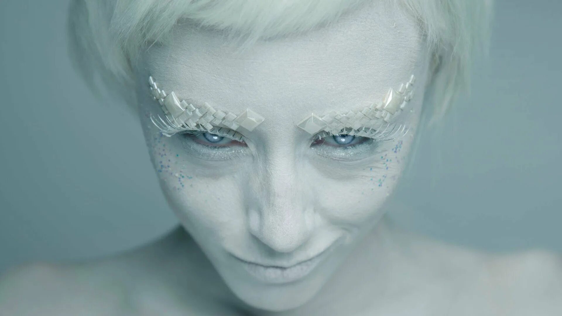 Keep your head above water. Группа белая ворона. Белая песня видеоклип. Evan rachel wood hot. Белое платье саша project.