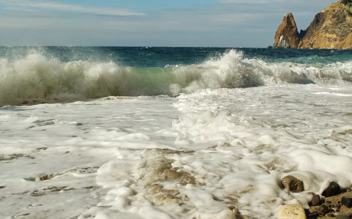 Набегающая время. Морской Прибой в Севастополе. Море Крым Прибой. Морской Прибой Евпатория.