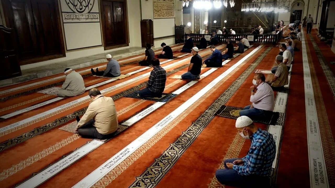 Иртэнге намаз видео. Namaz. Курбан байрам намаз кандай укилади. Namaz Invalid people. Namaz Carpet without pictures.