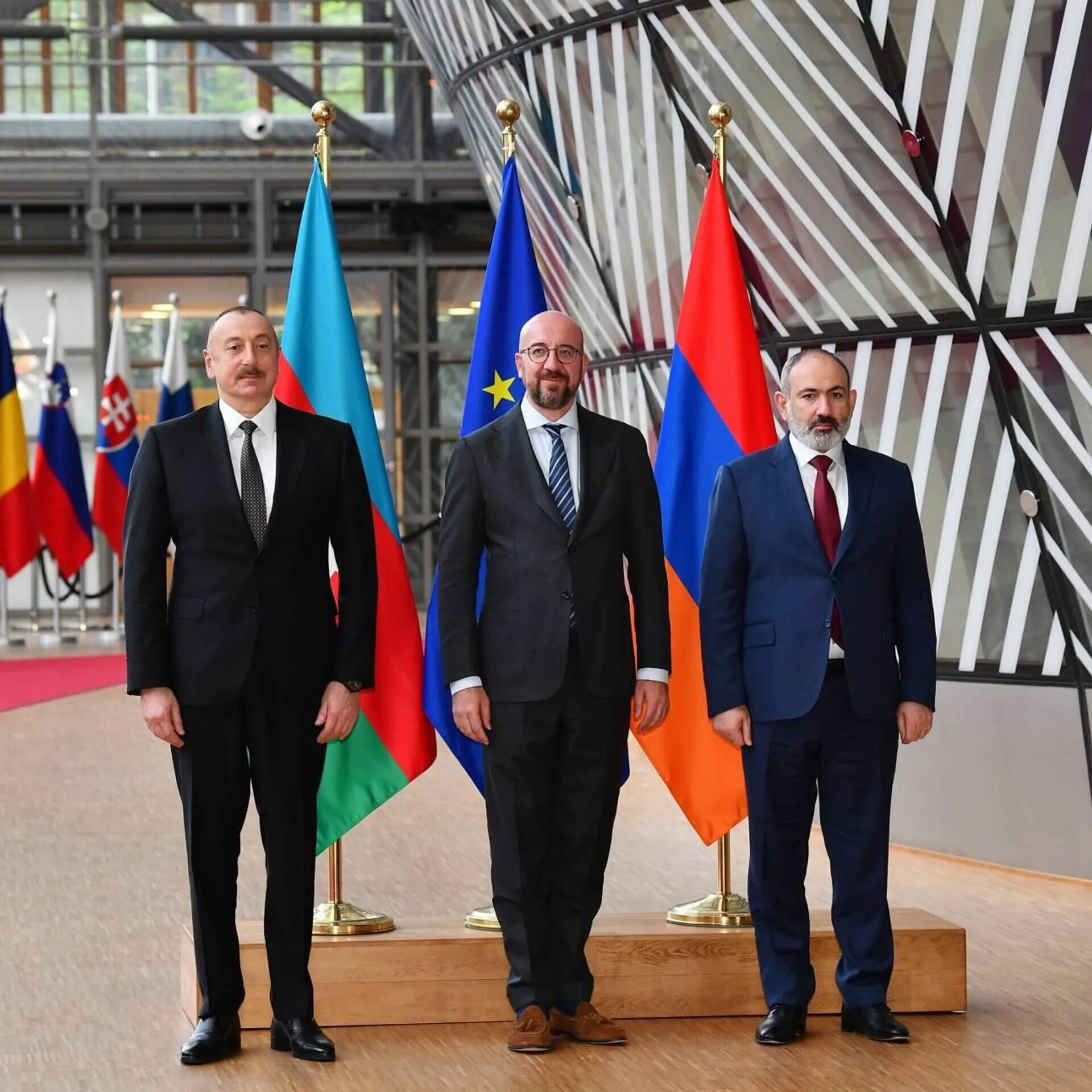 Встреча Алиева и Пашиняна в Брюсселе. Пашинян и Алиев встреча. Трехсторонние переговоры