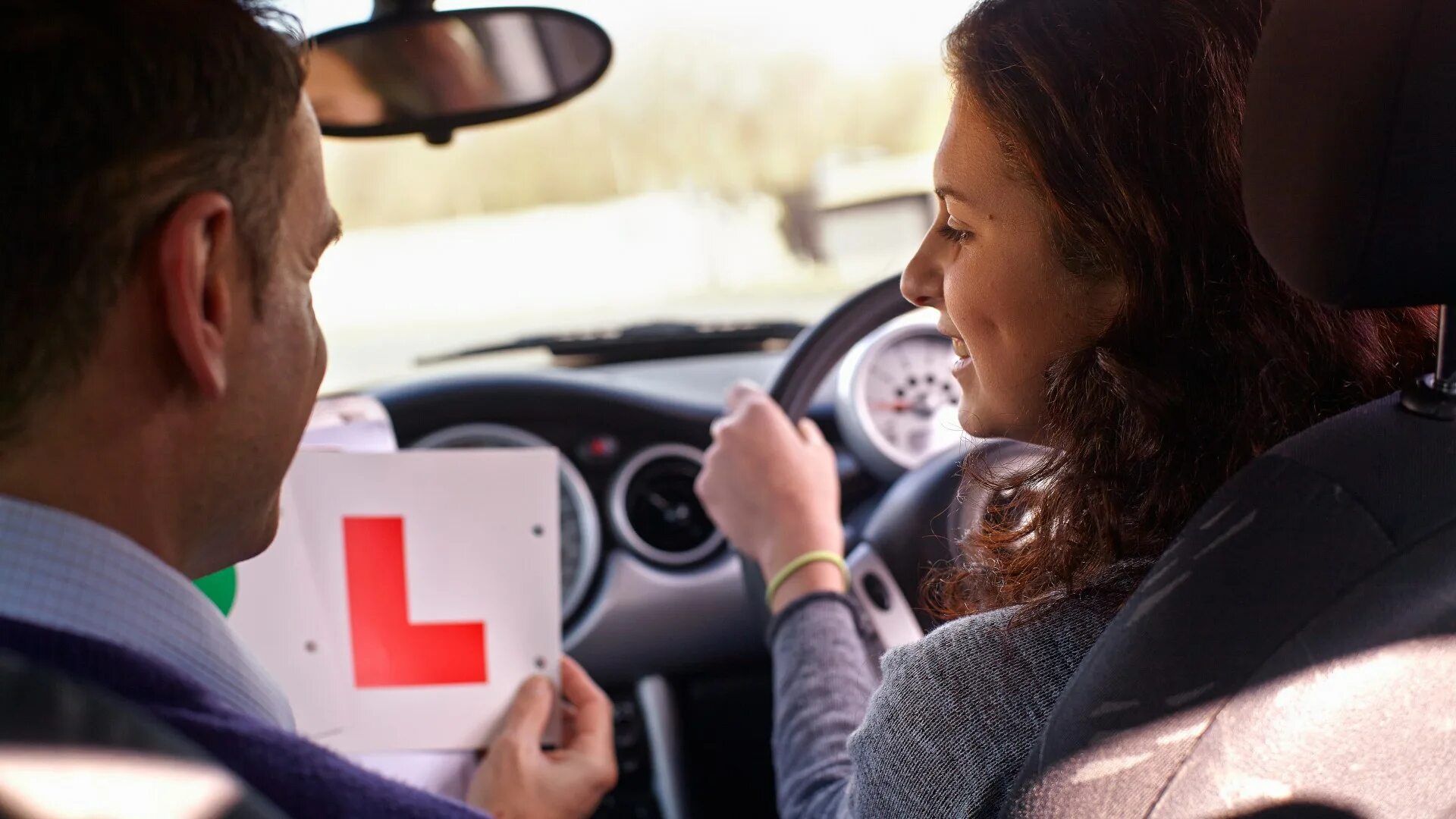 Можно водить с одним глазом. Отвлекается за рулем. Можно водить с одним глазом. Автошкола вождение. Девушка водитель.