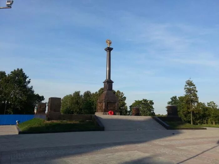 Города воинской славы питера. Стела город воинской славы Ораниенбаум. Стела город воинской Ломоносов. Город Ломоносов стела славы.