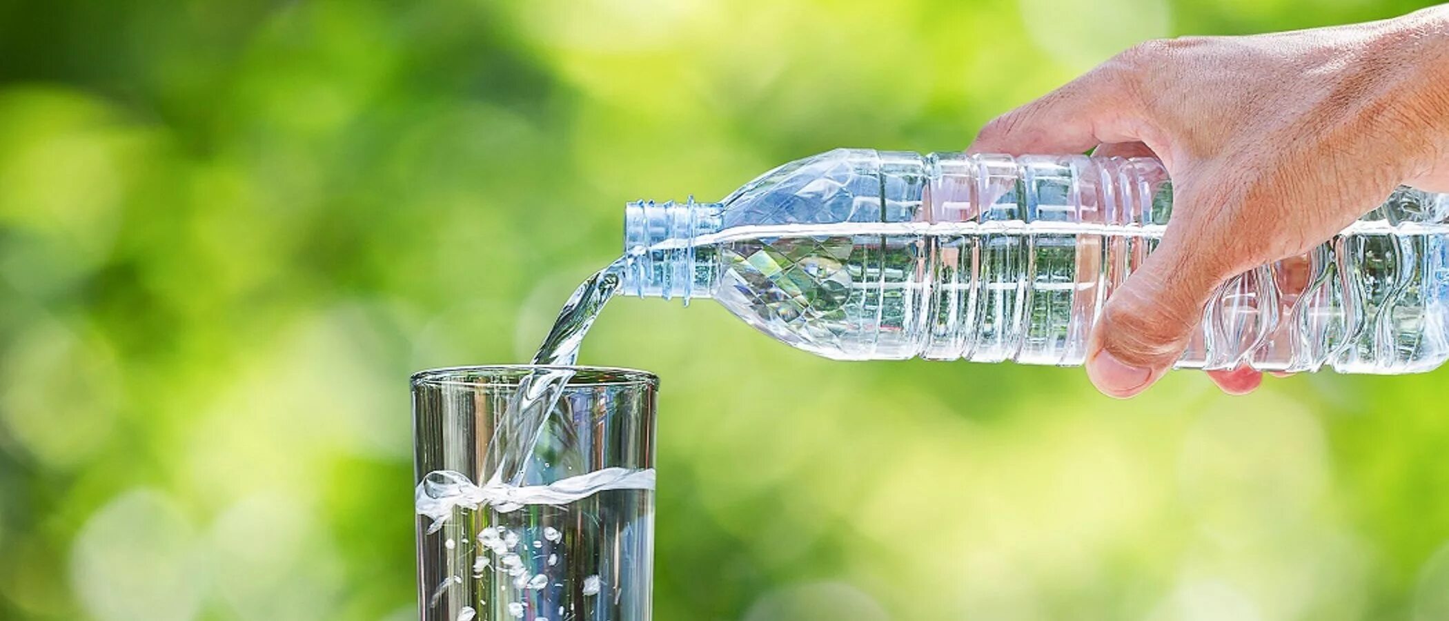 Микроорганизмы питьевой воды. Питьевая вода. Минеральная вода в стакане. Стакан воды. Наливает воду.