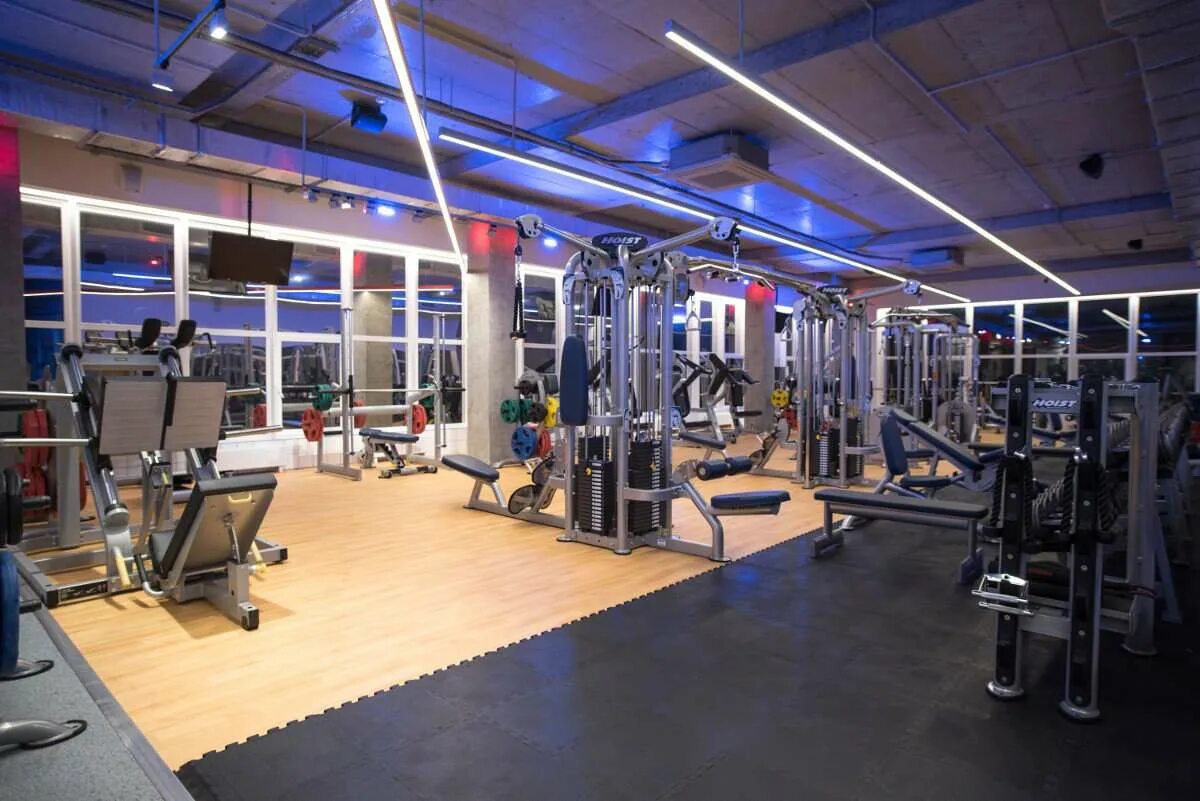 Спортзал на улице. Тренажерный зал ростов на дону. Фитнес центры ростов. Фитнес центр ростов на дону. Эталон смоленск тренажёрный зал.