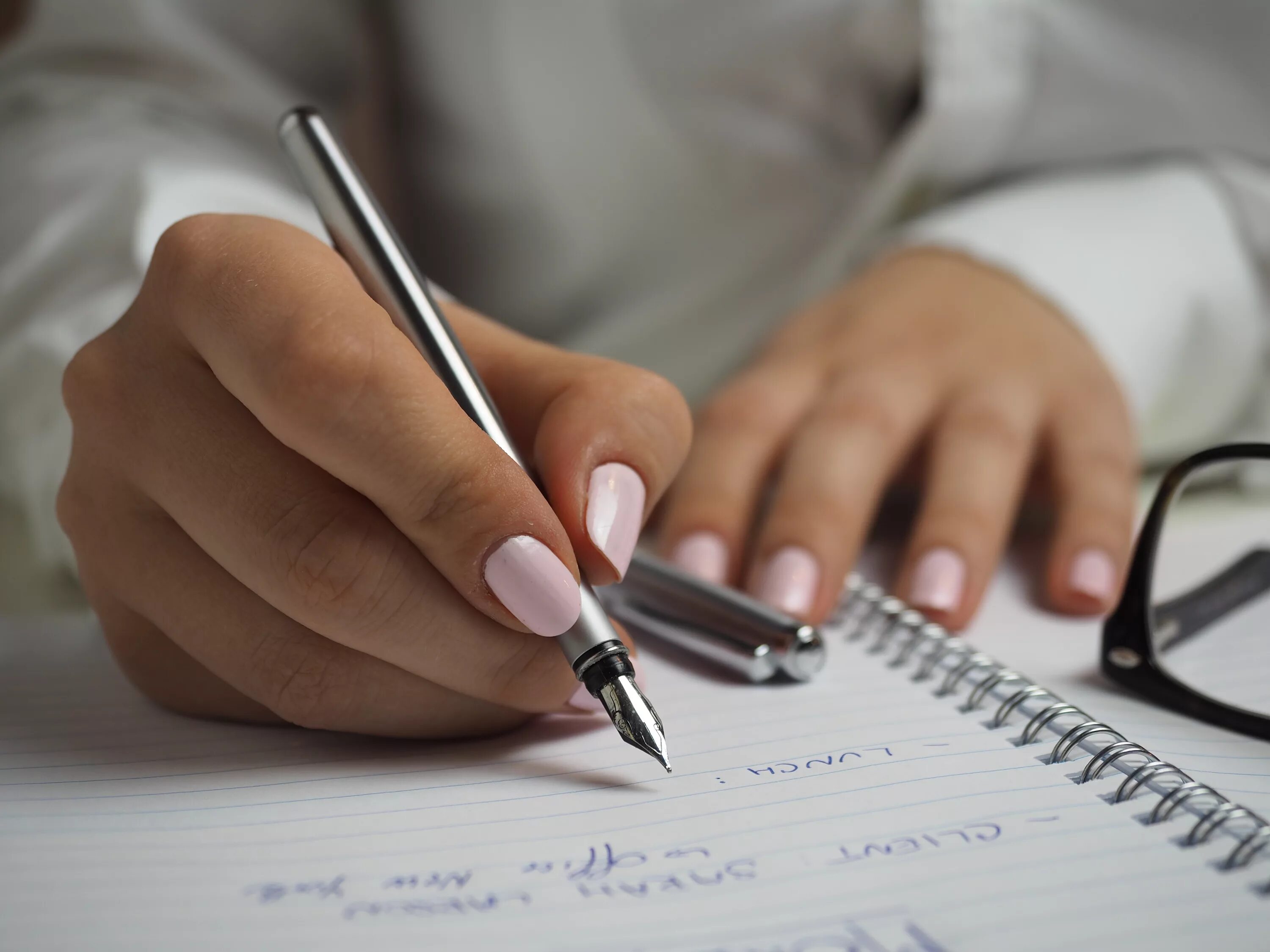 Рука с ручкой. Рука пишет ручкой. Письменная работа. Женская рука с ручкой.