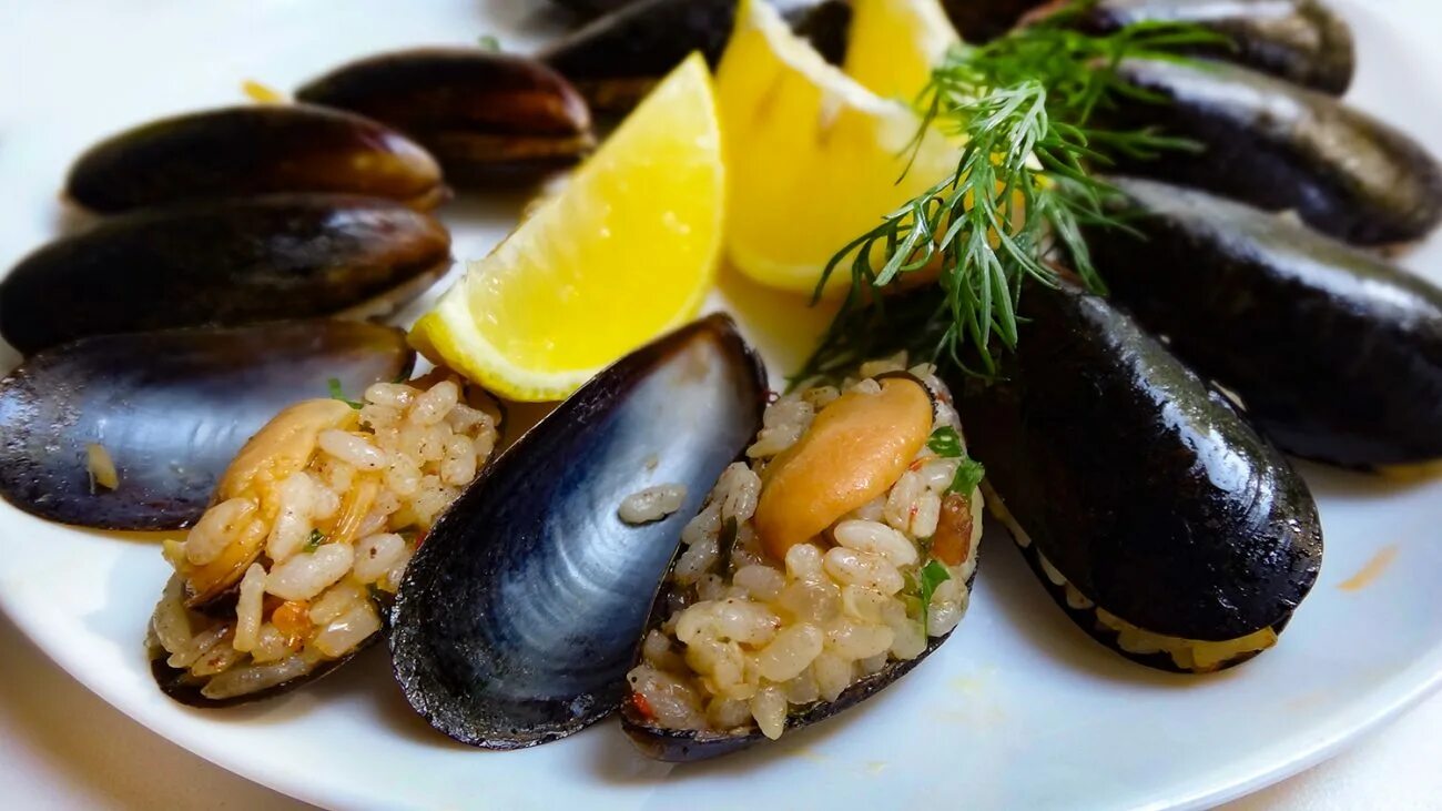 фаршированные мидии. фаршированные мидии. створки мидий фаршированные. мидии фаршированные рисом по-турецки. фаршированные мидии тарлабаши.