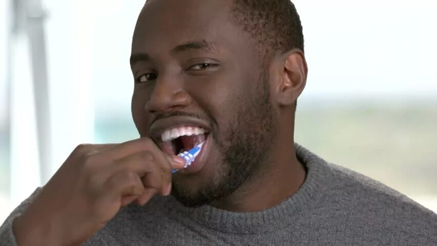 Улыбка афроамериканца. Зубы афроамериканцев. Афроамериканец с белыми зубами. Нигерские зубы. Негр смзолотыми зубами.